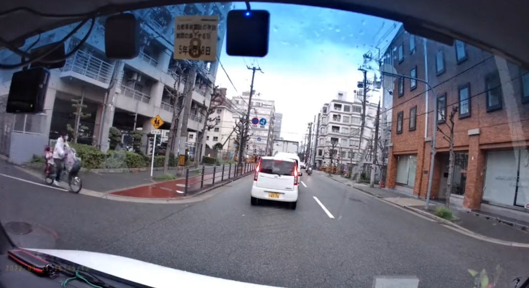 【動画】子供を乗せたママチャリさん、ノールック横断でやらかすｗｗｗｗｗｗｗｗ