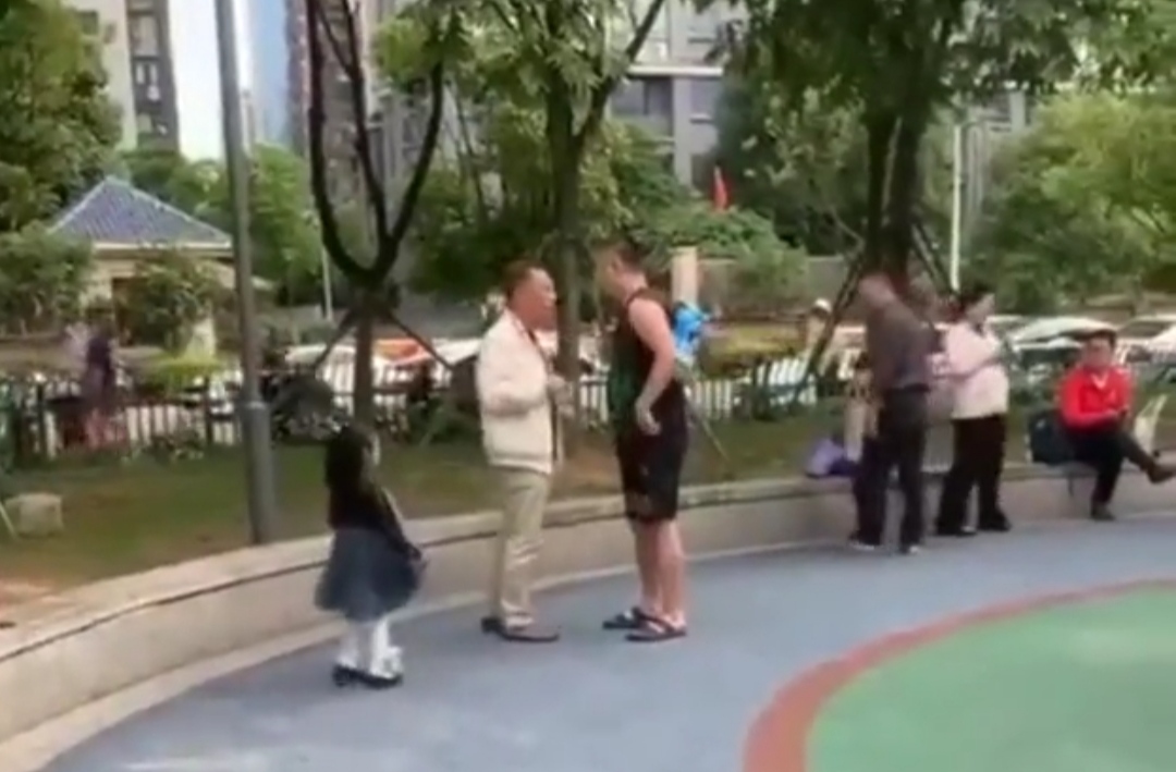 【動画】お父さん、娘の目の前でイキって喧嘩して敗北してしまうｗｗｗｗｗｗｗｗ