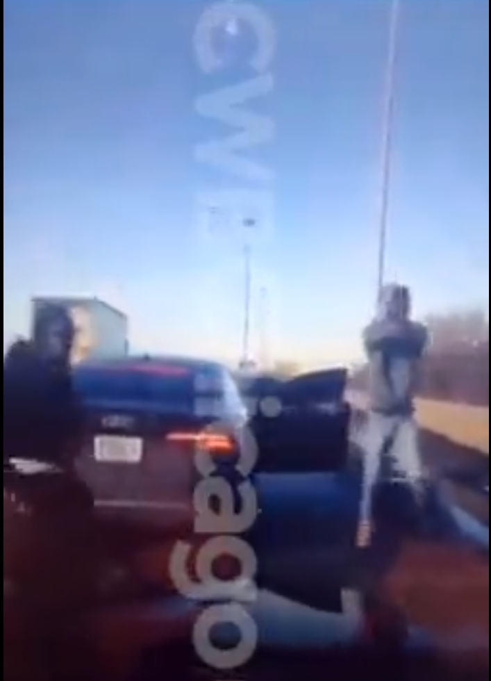 【動画】煽り運転したまんさん、降りてきた男3人にﾊﾟﾝﾊﾟﾝされてしまうｗｗｗｗｗｗｗｗ