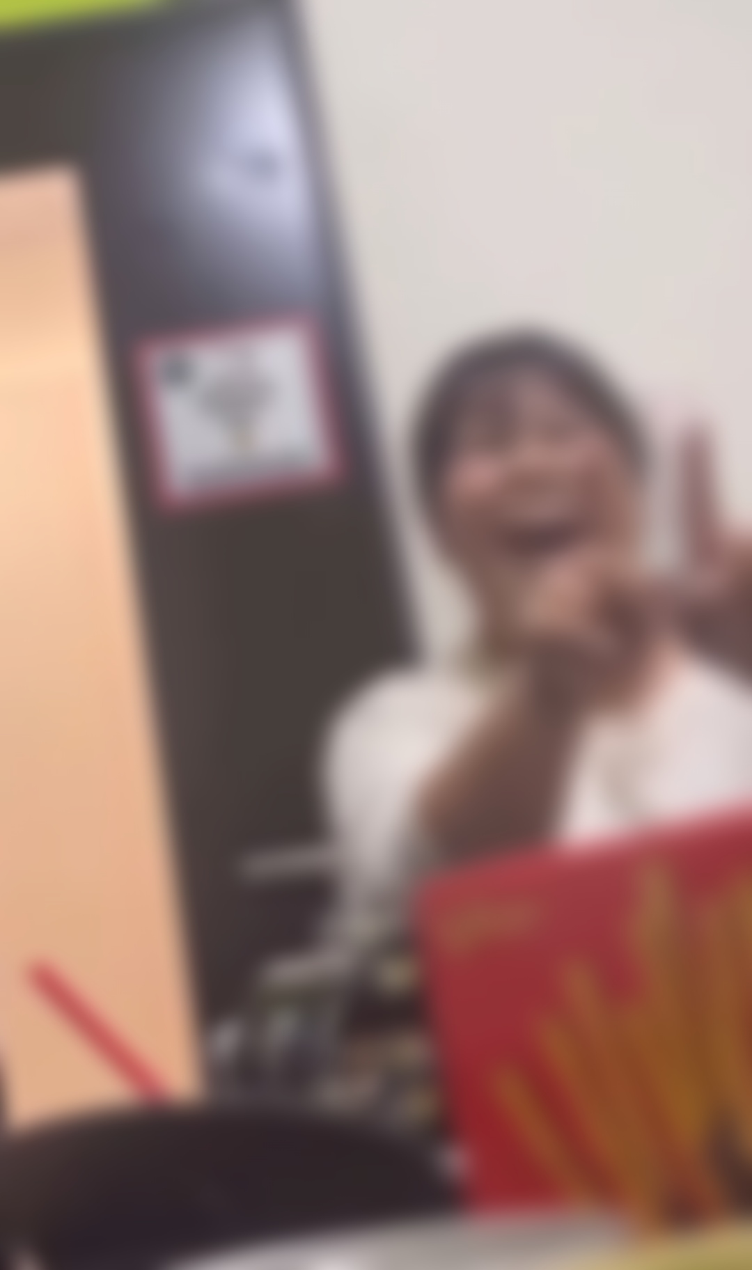 【動画】爆乳女さん、カラオケ熱唱中に乳首ビンビンになってしまうｗｗwｗｗｗｗｗｗ