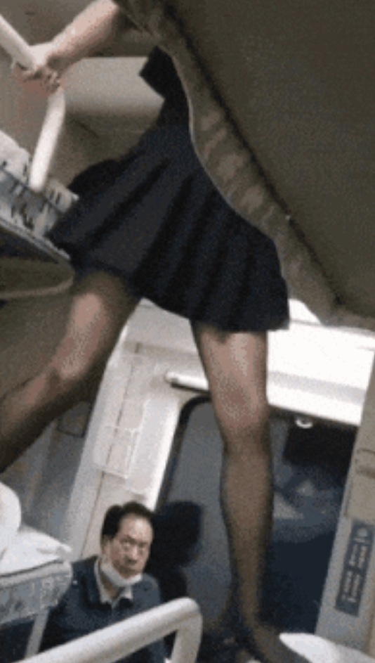 【動画】おじさん、JKのパンツをガン見してしまうｗｗｗｗｗｗｗｗｗｗｗｗ❤