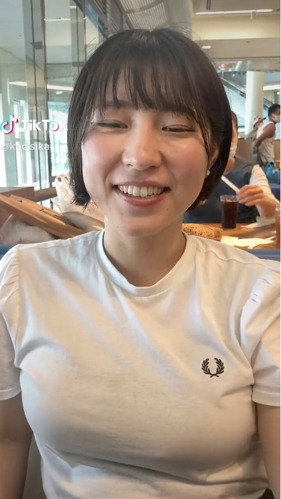 【動画】爆乳JD「ここ何かわかる？(ﾂﾝﾂﾝ) おっぱいの始まり♥」ﾊﾟｼｬｯ